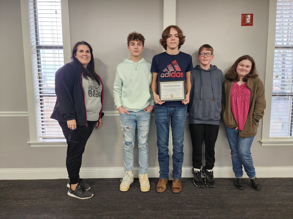 group picture of quiz bowl team